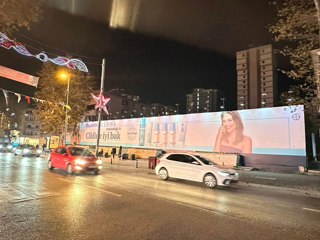Premium OOH — İstanbul'da dev bina giydirme